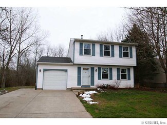 40 Curtisdale Ln, Hamlin, NY 14464