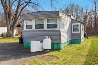 22 Longmeadow Dr, Concord, NH 03301