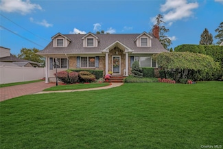 45 Manchester St, Westbury, NY 11590