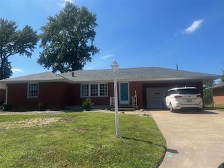 5506 Ladue Dr, Godfrey, IL 62035