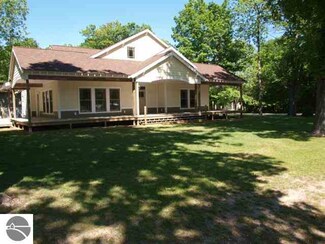 500 Bellows Ave, Frankfort, MI 49635
