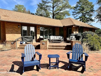 933 Yadkin Rd, Southern Pines, NC 28387