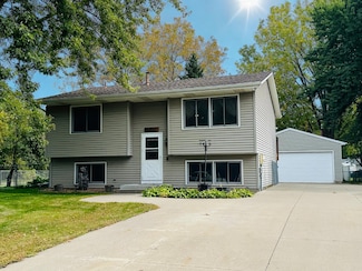 5040 Woodcrest Rd, Saint Paul, MN 55110