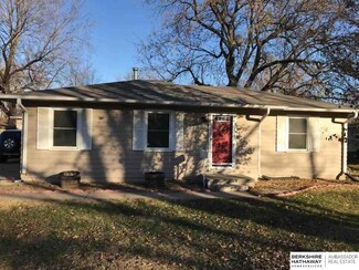 825 N 77th Ave, Omaha, NE 68114