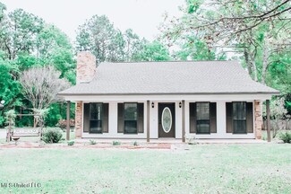 7409 Laetner Dr, Moss Point, MS 39562