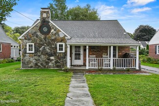 34 Sampson Pkwy, Pittsfield, MA 01201