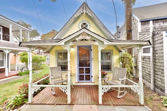 2 Lincoln Ave, Oak Bluffs, MA 02568