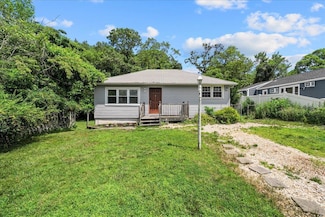 11 Bertha St, East Patchogue, NY 11772