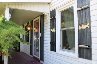 153 S Apple St, Farmington, IL 61531
