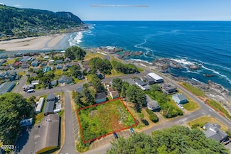 452 4th St, Yachats, OR 97498