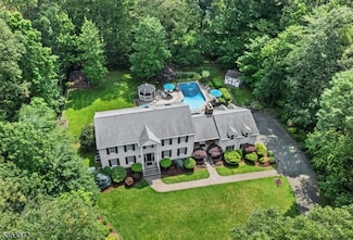 8 Fieldstone Dr, Kinnelon, NJ 07405
