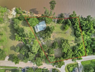 724 W Houston St, Highlands, TX 77562