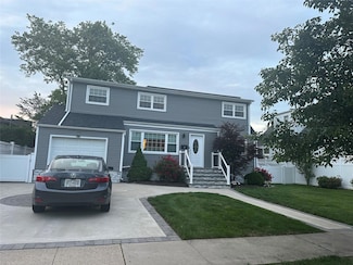 22 Stewart St, Plainview, NY 11803
