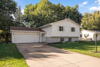 2300 Lamplight Dr, Woodbury, MN 55125