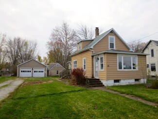 33 Ash St W, Three Oaks, MI 49128