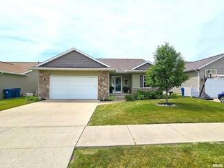 6 Frontier Ct, Le Claire, IA 52753