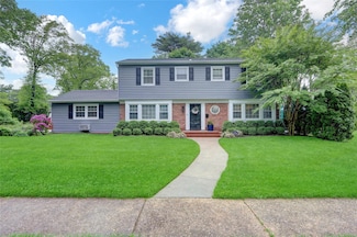 83 Poplar St, Garden City, NY 11530