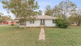 135 3rd St, Biggers, AR 72413