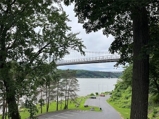 24 Hudson Heights Dr, Poughkeepsie, NY 12601