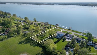 21604 E River Rd, Grosse Ile, MI 48138