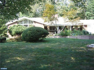 6 Lake Ave, Helmetta, NJ 08828