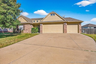 3218 Debbie Ln, Bartlesville, OK 74006