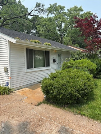 17 Mary Ann Ct, Florissant, MO 63031