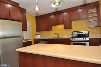 32 Lakeview Dr, Trenton, NJ 08620