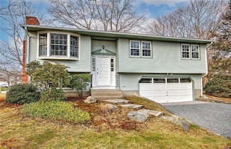 2 Simmons Rd, Barrington, RI 02806