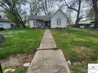 915 N 4th St, Clinton, MO 64735