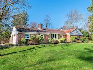 17 Beechwood Dr, Glen Head, NY 11545