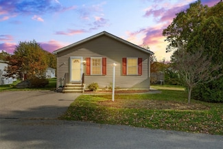 84 Lark Ln, Tiverton, RI 02878