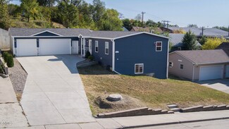 504 Collins Ave, Mandan, ND 58554