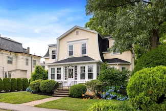 34 Washington St, Reading, MA 01867