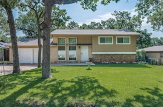 141 Stonegate Ct, Bedford, TX 76022