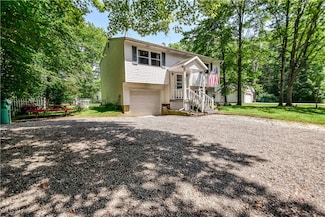 2074 S Park Ln, Roaming Shores, OH 44084