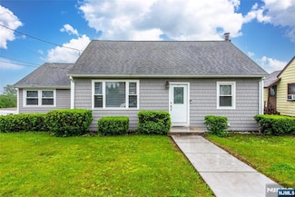 29 Duffus Ave, Totowa, NJ 07512