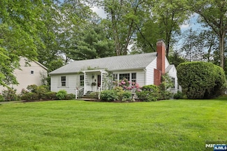 4 Garden Ct, Ho Ho Kus, NJ 07423