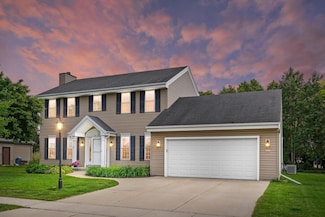 1333 Mockingbird Dr, Oconomowoc, WI 53066