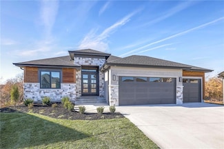 916 Savannah Ln, Greenwood, MO 64034