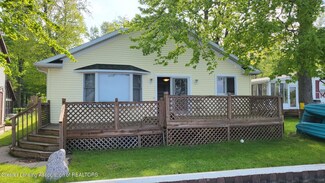1512 Shepard St, Crystal, MI 48818