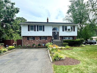 10 Jackson Ave, Brentwood, NY 11717