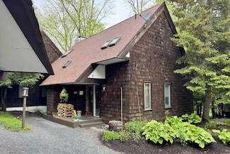 11 Pond View Rd, Winhall, VT 05340
