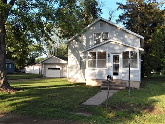 706 10th St, Three Rivers, MI 49093
