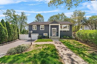 14 Skywood Ct, Yonkers, NY 10710