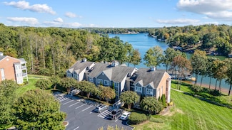 305 S Pointe Shore Dr Unit 202, Moneta, VA 24121