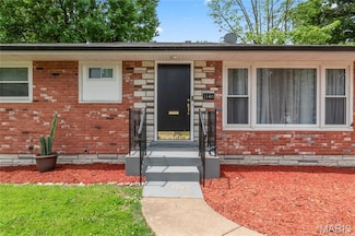 1140 Lindsay Ln, Florissant, MO 63031