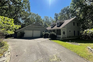 106 Laurel Ln, Port Jefferson, NY 11777