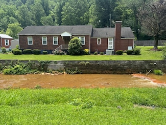 64 Tennis Ct, Holden, WV 25625