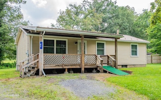 43 Bodle Ln, Mill Hall, PA 17751